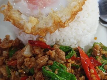 バジル炒めご飯｜กะเพรา(หมู,ไก่,เนื้อ,ทะเล)｜Rice topped with chicken stir-fried holy basil