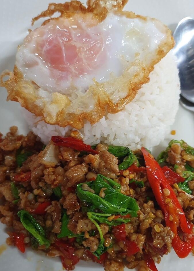 バジル炒めご飯｜กะเพรา(หมู,ไก่,เนื้อ,ทะเล)｜Rice topped with chicken stir-fried holy basil
